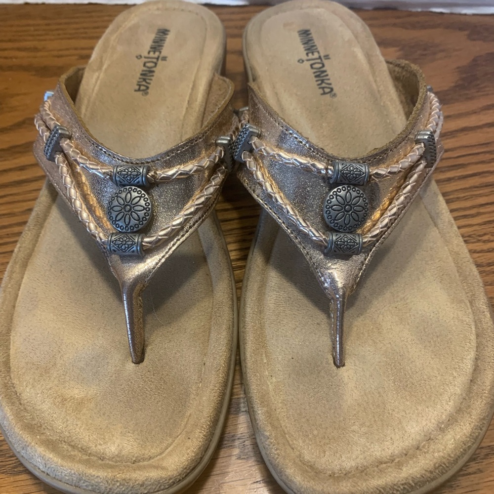 Minnetonka Women's Metallic Bronze Braided Thong Sandals Silver Medallions size9